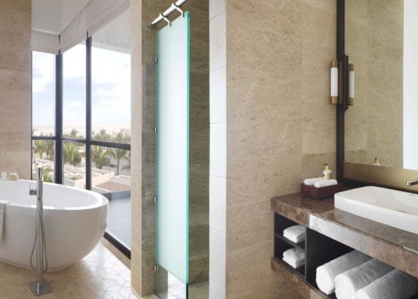 Anantara Al Baleed - Deluxe Room Bathroom